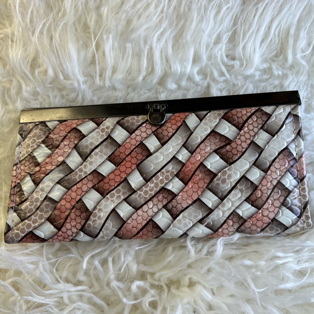Women’s Woven-Pattern Clutch Wallet in Blush and Taupe